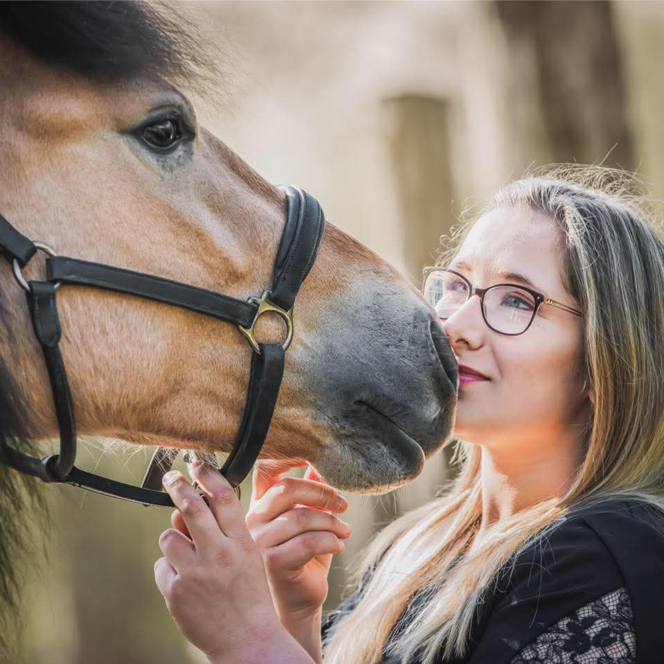 Une femme auprès d’un cheval, photo fournie pour Aura Animale